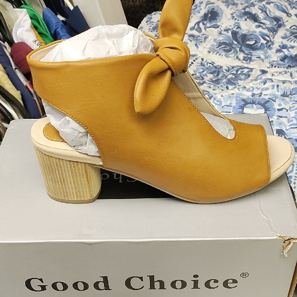 Good Chic Tan Heels with Block Heel and Bow Detail